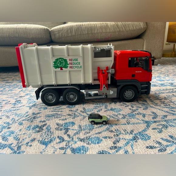 Official large Bruder side loading garbage truck -Excellent condition - Picture 9 of 11